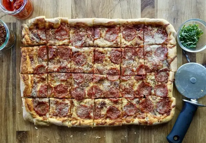 Domowa pizza na blachę z pepperoni, idealna na rodzinne spotkanie. Przepis na blachę jest prosty i szybki.