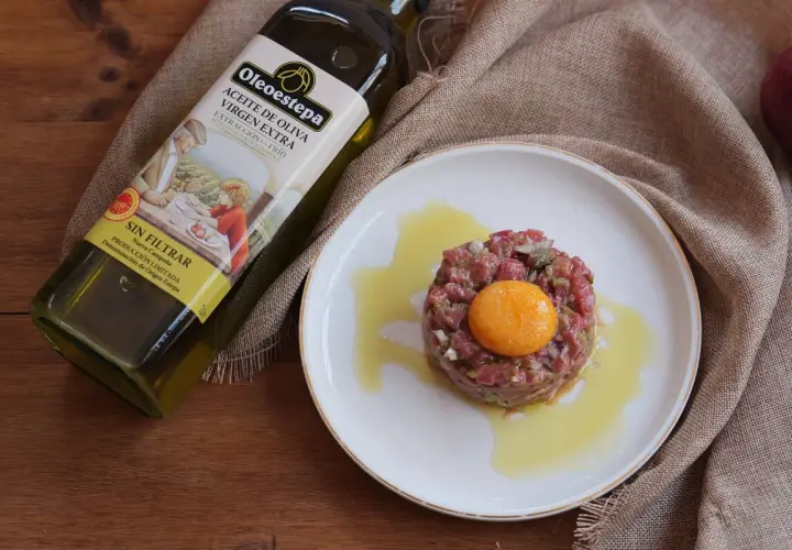 Steak tartar receta original, con yema de huevo y aceite de oliva virgen extra Oleoestepa.