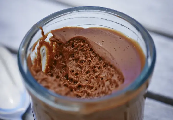 Une délicieuse mousse au chocolat à tomber par terre, servie dans un verre, avec une texture aérienne et gourmande.