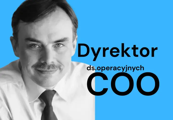 Uśmiechnięty mężczyzna z wąsami, dyrektor ds. operacyjnych, czyli COO, w białej koszuli i krawacie.