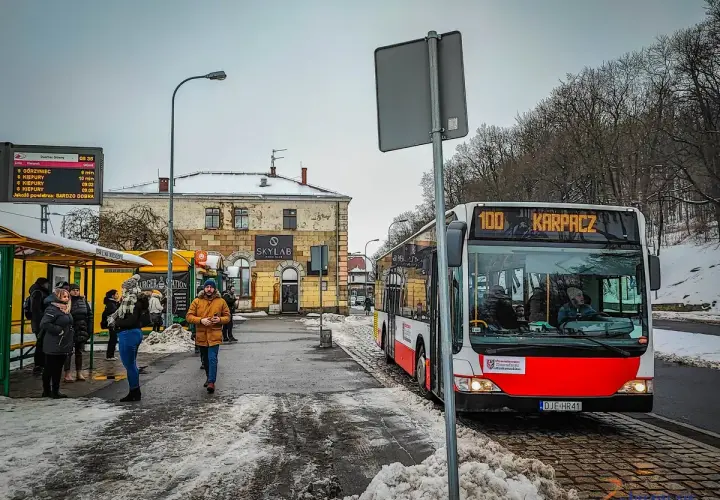 Autobus do Karpacza: Skąd i jak dojechać bez stresu?