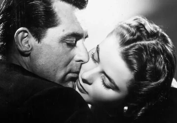 Intymny pocałunek Cary'ego Granta i Ingrid Bergman. Czy aktorzy w filmach naprawde się całują? Ta scena sugeruje, że tak.