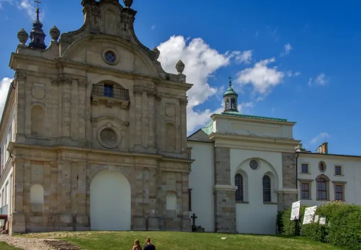 Para, gdzie jest Łysa Góra? To klasztor na Świętym Krzyżu, z piękną architekturą i widokiem na okolicę.