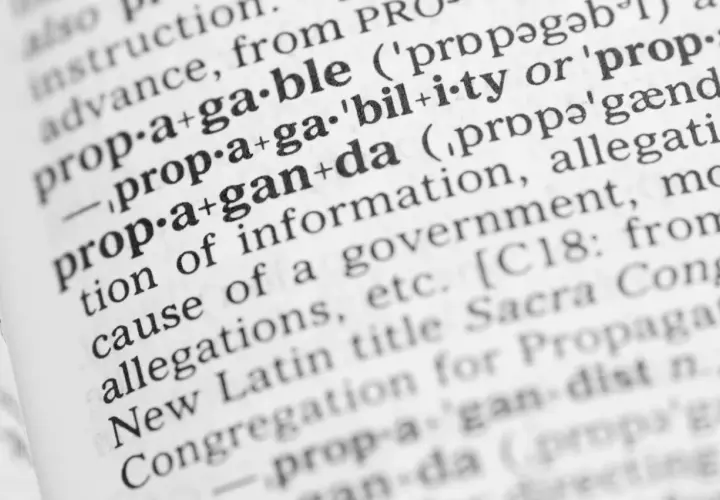 Diccionario con palabras difíciles en español como "propaganda" y "propagable", mostrando sus definiciones y etimologías.