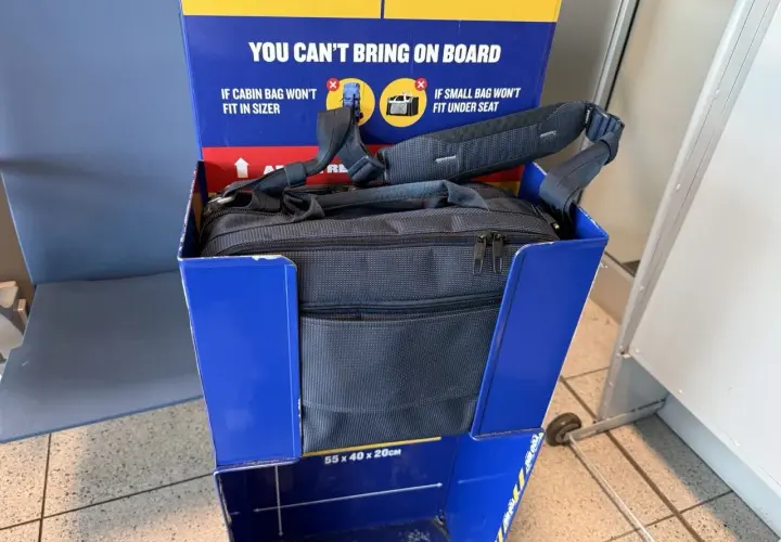 Torba nie mieści się w wymiarach kabinowych. Czy to częsty problem przy Ryanair? opinie podróżnych.