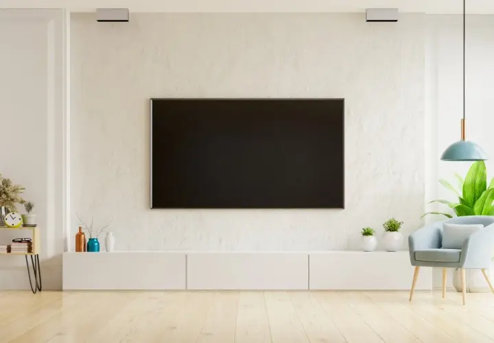 Nowoczesny salon z telewizorem. Czy do telewizora z wbudowanym dekoderem potrzebna jest antena? Zobacz, jak urządzić wnętrze.