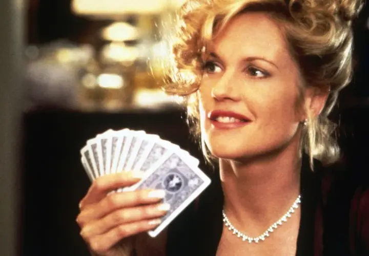 Melanie Griffith z kartami w ręku, jak z jednego z jej filmów.