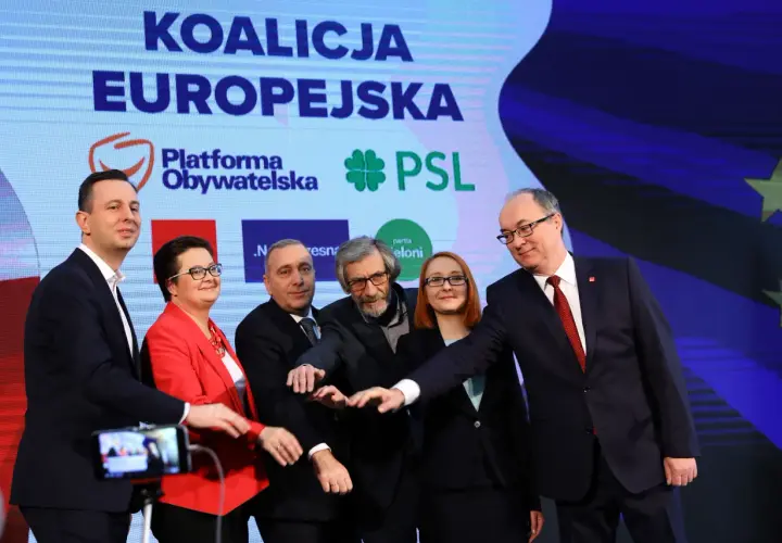 Politycy Koalicji Europejskiej na tle ekranu z logo partii i flagą UE.