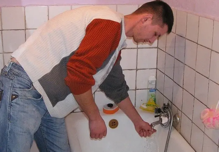 Dlaczego woda z kranu kopie prądem? Oto niebezpieczne przyczyny