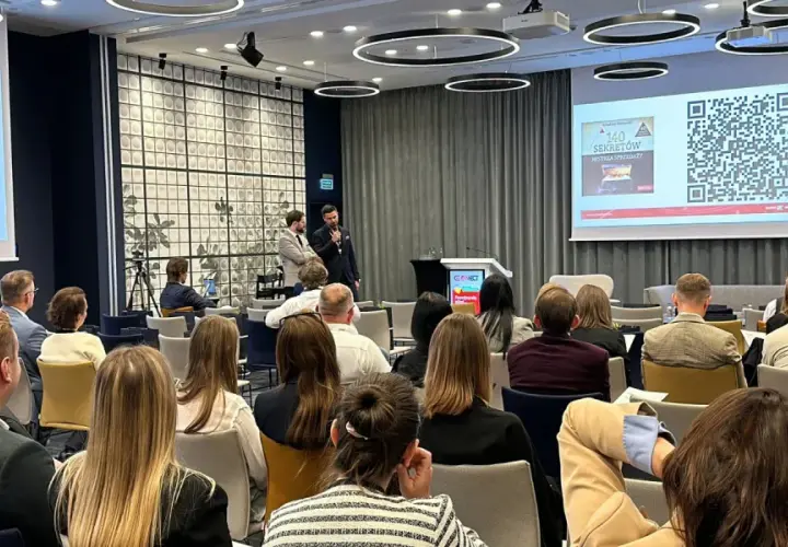 Na sali konferencyjnej trwa szkolenie. Prelegenci przemawiają do zgromadzonej publiczności. Idealne imprezy na które wynajmujemy fotografa, by uwiecznić ważne momenty.