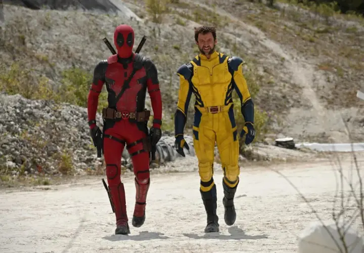 Deadpool och Wolverine går sida vid sida i en öde miljö, redo för nya marvel filmer.