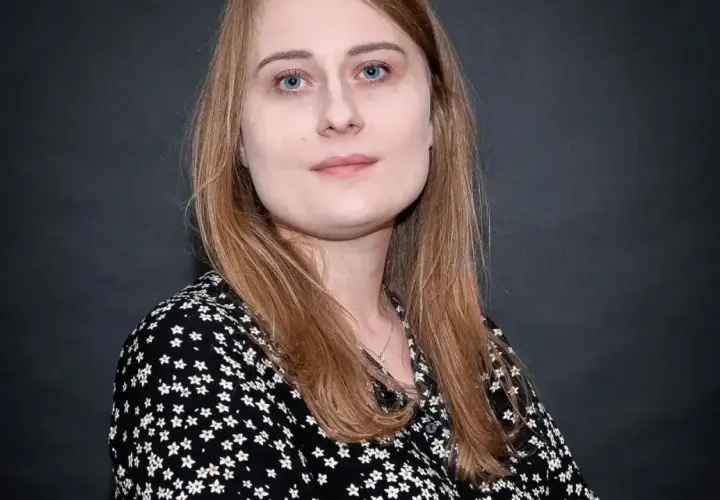 Kinga Wójcik w czarnej bluzce w białe kwiatki, część serii o Lenie Rudnickiej.