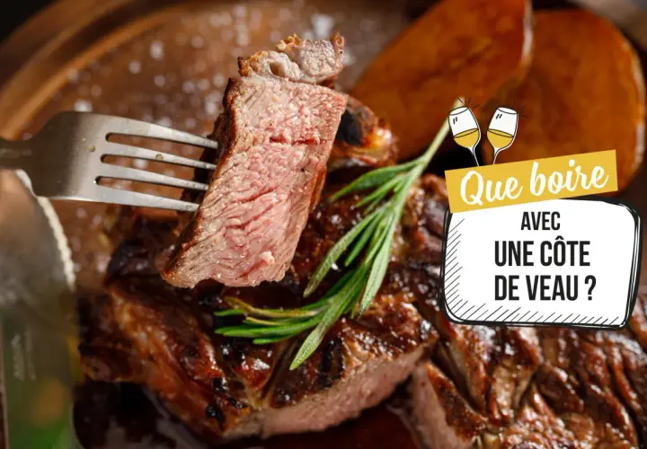 Une côte de veau juteuse sur une fourchette, avec une branche de romarin. Le texte demande : "Que boire avec une côte de veau ?