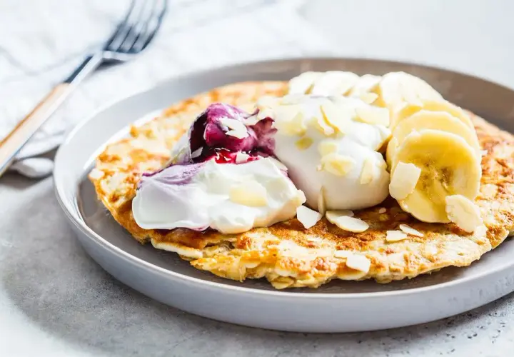 Jak zrobić puszysty omlet na słodko? Prosty przepis z dodatkami krok po kroku
