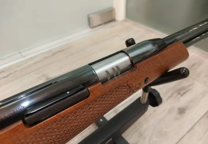 Elegancka wiatrówka Air Arms TX200 z drewnianą osadą, zdobioną grawerem smoka. Precyzja i styl w każdym detalu.