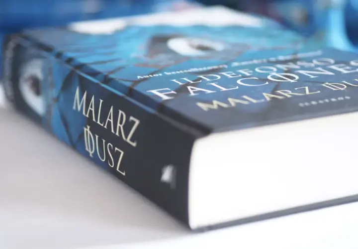 Okładka książki "Malarz dusz" Ildefonso Falconesa w odcieniach niebieskiego.
