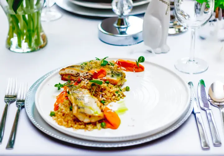 Gdzie zjeść w Jastrzębiej Górze? Najlepsze restauracje i smaki