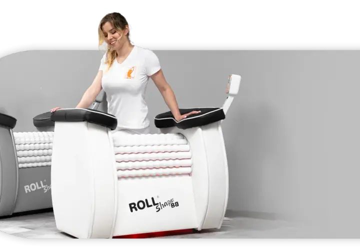 Kobieta opiera się o urządzenie Roll Shaper z rolkami masującymi.