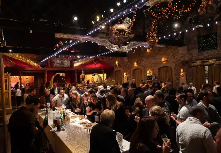 Des invités profitent d'un cocktail dans un lieu festif. Ce **rétroplanning événementiel** a été un succès.