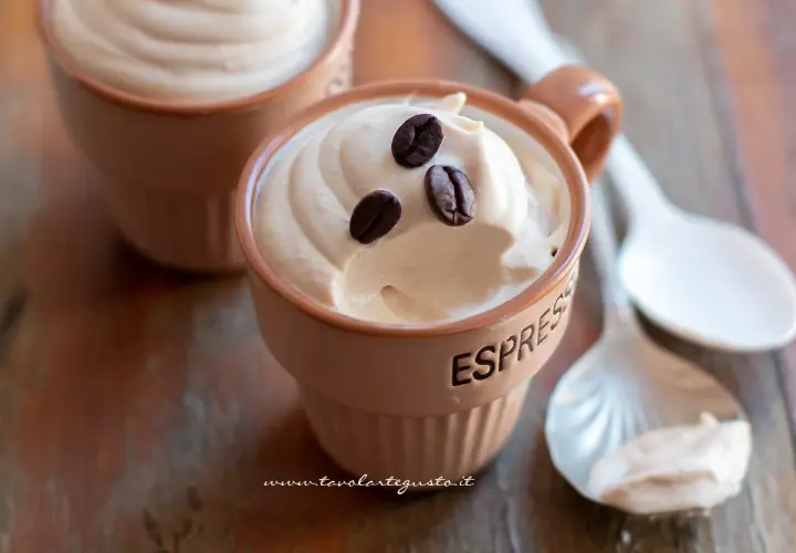Deliziosa crema caffè fredda in tazzine, guarnita con chicchi di caffè. Perfetta per una pausa rinfrescante.