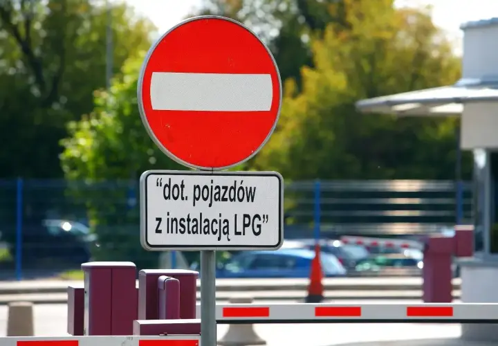 Znak zakazu wjazdu z tabliczką "dot. pojazdów z instalacją LPG".