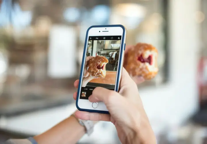 Robię zdjęcie pączka z dżemem na Instagram Stories.