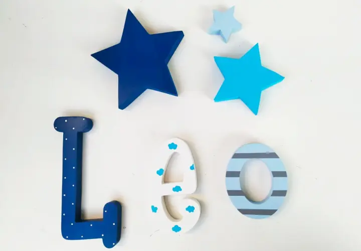 Letras infantiles de madera para decorar: L, E, O, con estrellas azules y detalles de nubes y rayas.