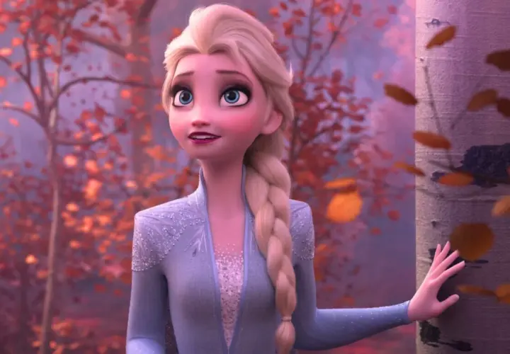 Elsa z Krainy Lodu 3 w jesiennym lesie, dotyka kory drzewa.