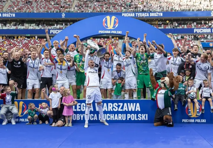 Piłkarze świętują zdobycie Pucharu Polski, co jest ważnym osiągnięciem dla polskich klubów w europejskich pucharach.