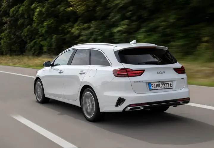 Un Kia Ceed blanco en movimiento, ideal para una prueba de conducción.