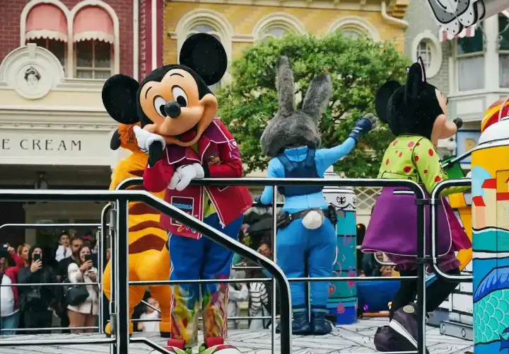 Mickey Mouse et d'autres personnages Disney sur un char lors d'une parade à Disneyland Paris.