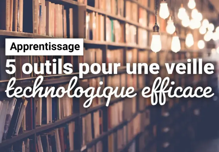Bibliothèque avec des ampoules suspendues. Texte : "Apprentissage. 5 outils pour une veille technologique efficace". Inspiré des blogs les plus populaires.