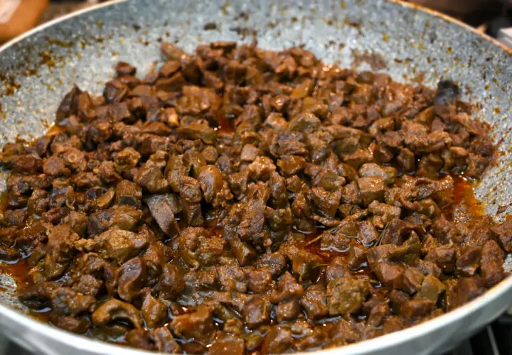 Coratella di agnello saporita, cotta in padella con un sugo ricco e invitante. Un piatto tradizionale pronto per essere gustato.
