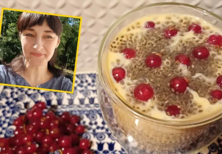 Uśmiechnięta kobieta obok deseru z nasionami chia i porzeczkami. Czy nasiona chia są zdrowe? Tak, to świetny dodatek do diety!