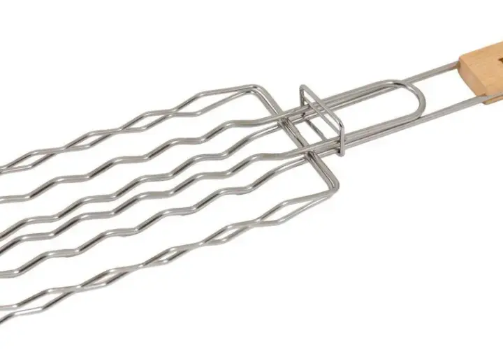 A silver grill basket with a wooden handle that says "MUURIKKA".