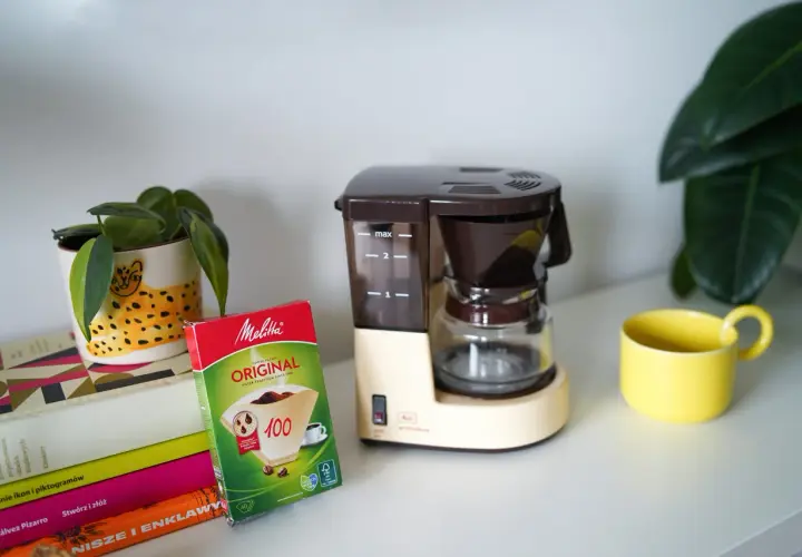 Ekspres Melitta Aromaboy gotowy do pracy, obok filtry Melitta Original. Czas na czyszczenie ekspresu melitta i zaparzenie pysznej kawy.
