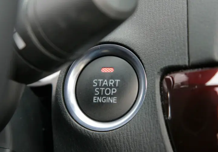 Przycisk "START STOP ENGINE" w samochodzie. To właśnie jest kluczowe w systemie keyless go co to znaczy, że nie potrzebujesz kluczyka.