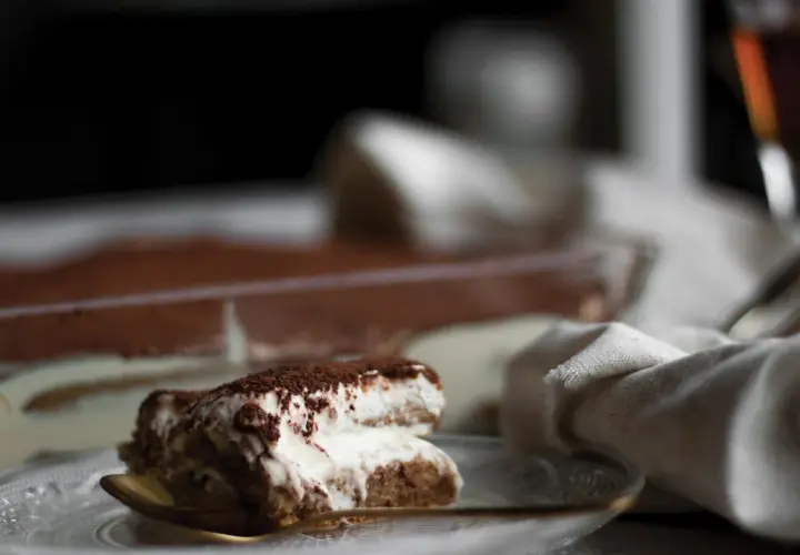 Kremowe tiramisu posypane kakao, idealne z odrobiną amaretto. Jaki alkohol do tiramisu? Ten deser zachwyca!