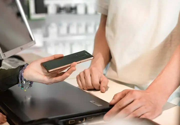 Pomoc w naprawie telefonu z pękniętym ekranem. Dowiedz się, jak wyświetlić uszkodzony ekran telefonu na komputerze.