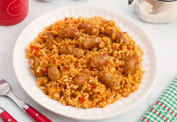 Un plato de arroz con salchichas, pimientos y especias. Un clásico reconfortante.