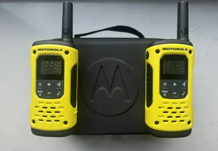 Dwie żółte krótkofalówki wojskowe Motorola z czarnym etui. Gotowe do akcji!