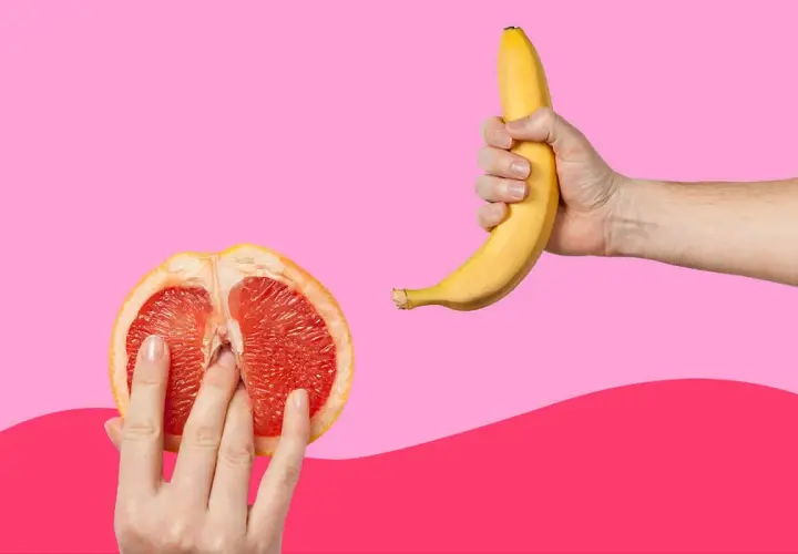 Mani che esplorano un pompelmo tagliato a metà, suggerendo come ci si masturba, mentre una banana è tenuta in un'altra mano.