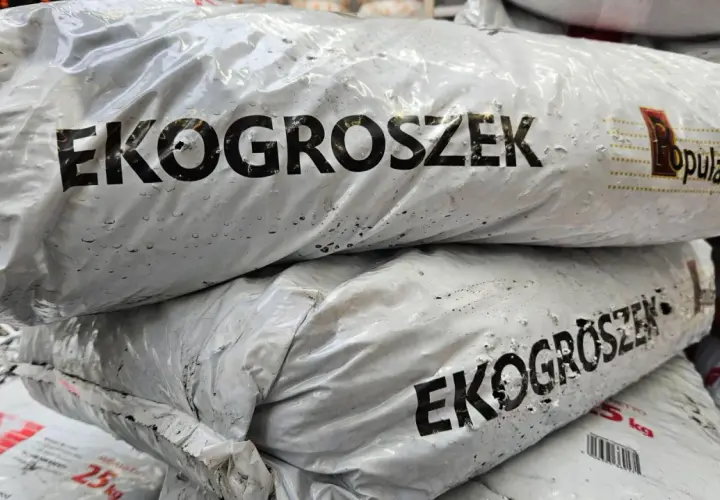 Stos worków z napisem "EKOGROSZEK". W obliczu zakazu palenia ekogroszkiem, te worki mogą stać się symbolem zmian.