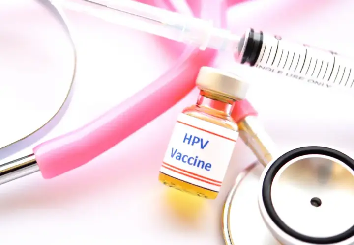 Szczepionka HPV, strzykawka i stetoskop. Sprawdź aktualną gardasil 9 cenę, by zadbać o zdrowie.
