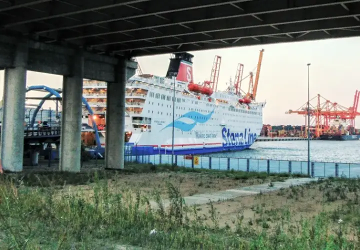 Widok na prom Stena Line w Gdyni, z dwoma mężczyznami na pierwszym planie. W tle portowe dźwigi i inne statki.