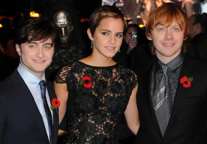 Daniel Radcliffe, Emma Watson i Rupert Grint na premierze. Ciekawe, ile zarobiła Emma Watson na Harrym Potterze, grając Hermionę.