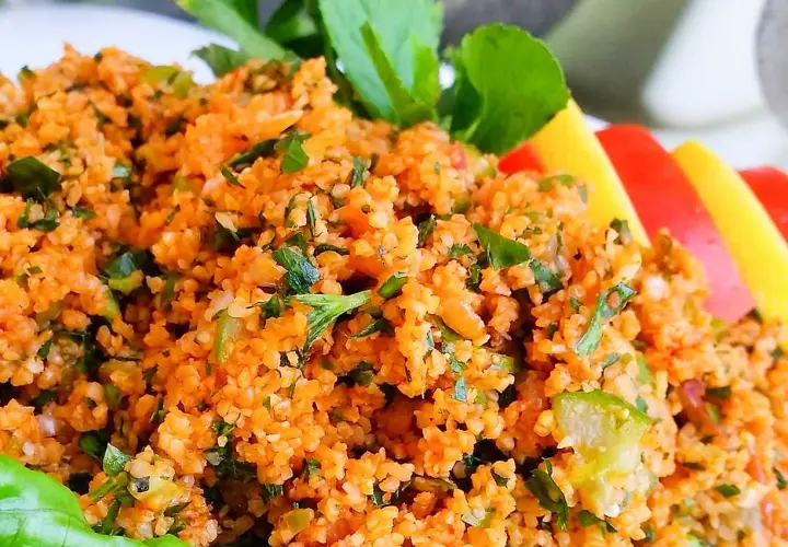 En närbild på en läcker kisir-sallad, full av bulgur, persilja och tomat. Perfekt för ett enkelt kisir recept.