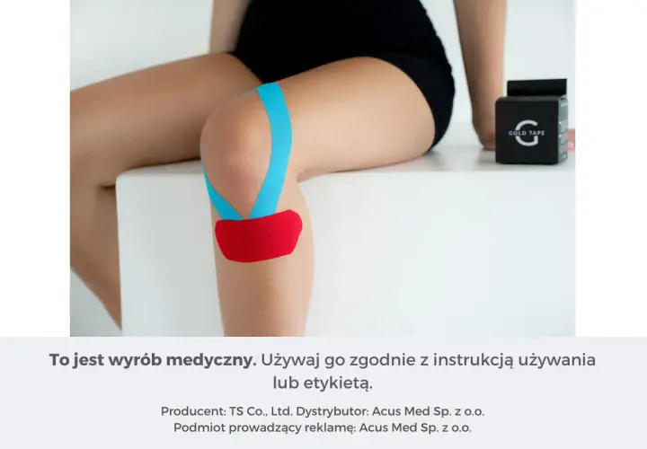 Kolorowe tejpy na kolanie, niebieskie i czerwone, wspierają staw. Obok czarne pudełko z napisem "GOLD TAPE".
