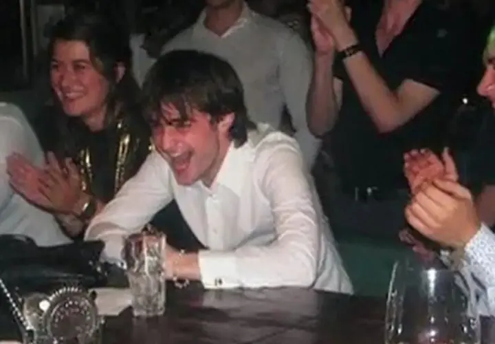 Daniel Radcliffe śmieje się głośno, otoczony przyjaciółmi. W tle widać ludzi klaszczących. Nie ma tu mowy o narkotykach.