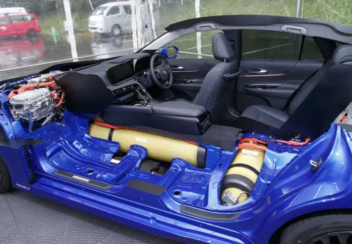 Sezione di un'auto a idrogeno blu, che mostra il telaio, i serbatoi di idrogeno e il motore elettrico.